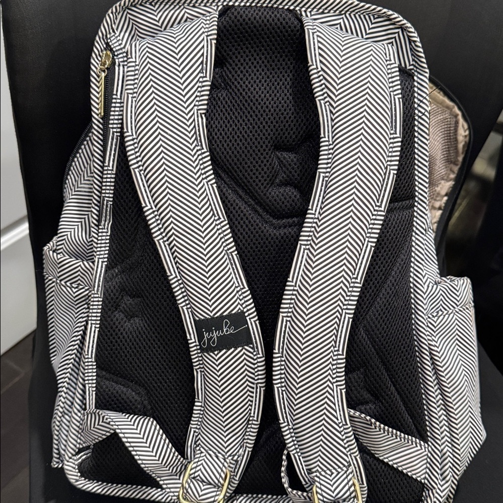 JuJuBe Be Right Back backpack diaper bag in Queen of the Nile chevron pattern - Picture 8 of 14